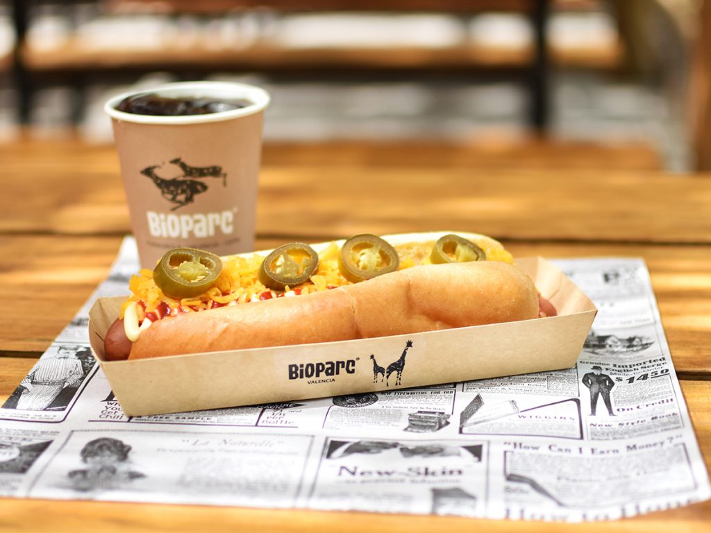 PERRITO PLANO CERCA PICANTE